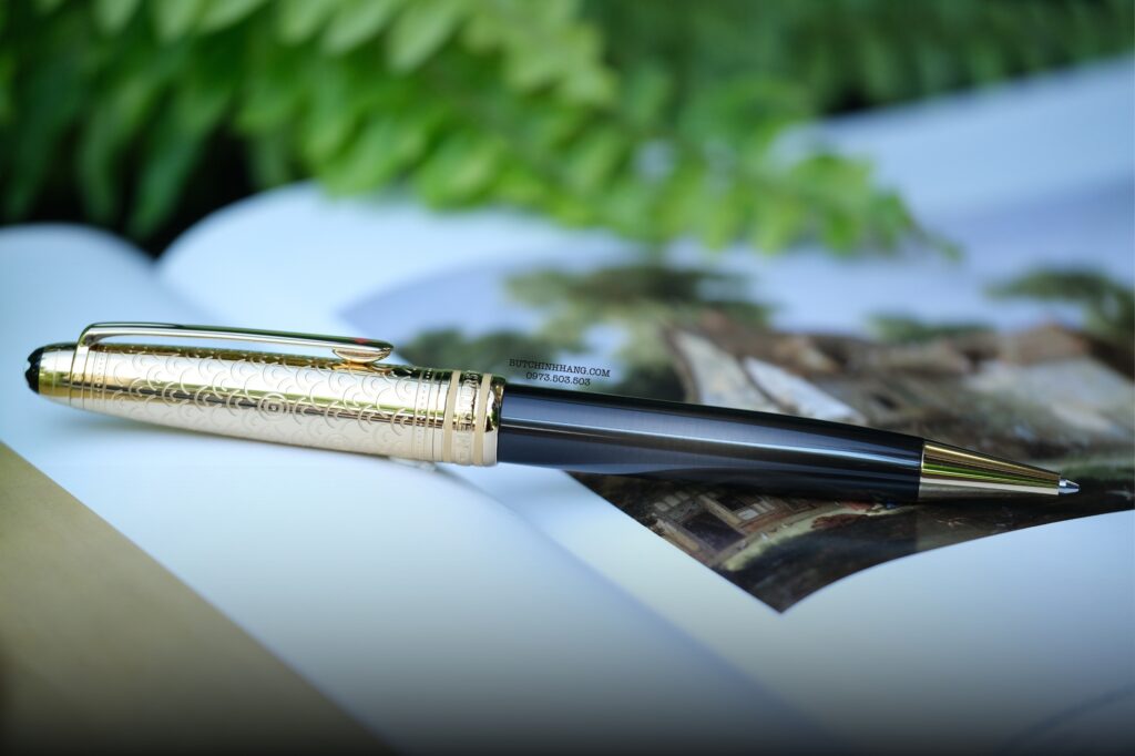 Montblanc Meisterstück Around the World in 80 Days Doué Classique Ballpoint Pen 128483 là dòng sản phẩm được lấy cảm hứng từ cuốn tiểu thuyết phiêu lưu nổi tiếng của nhà văn người Pháp Jules Verne. 26 Bút Montblanc Meisterstuck Doue Around the World in 80 days Ballpoint Pen 128483 - 14