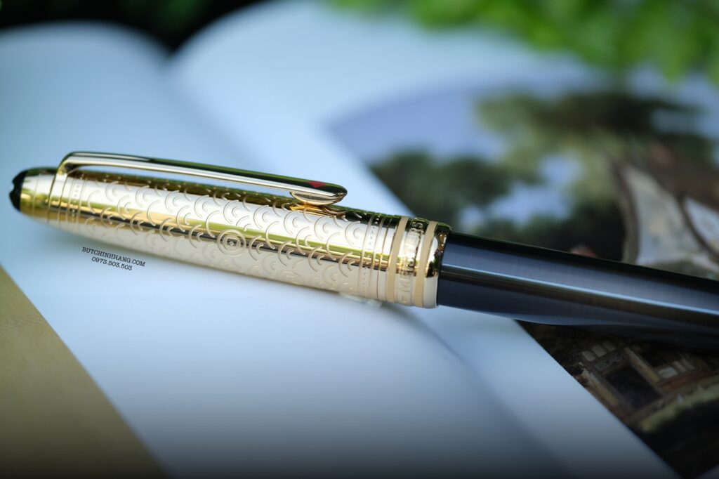 Montblanc Meisterstück Around the World in 80 Days Doué Classique Ballpoint Pen 128483 là dòng sản phẩm được lấy cảm hứng từ cuốn tiểu thuyết phiêu lưu nổi tiếng của nhà văn người Pháp Jules Verne. 27 Bút Montblanc Meisterstuck Doue Around the World in 80 days Ballpoint Pen 128483 - 15