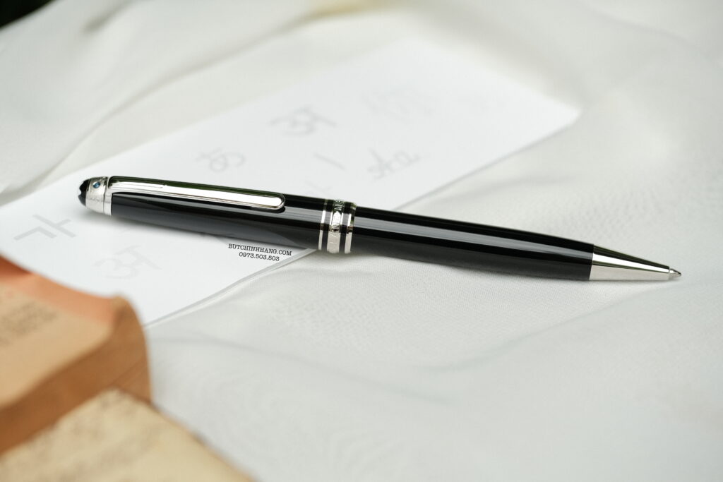 Signature for Good Unicef Collection, dòng bút mang đặc trưng cơ bản của dòng Meisterstuck nhưng được sản xuất nhằm tài trợ cho chiến dịch chống mù chữ và cải thiện điều kiện học tập cho trẻ em nghèo trên toàn thế giới do UNICEF khởi xướng. 23 Bút Montblanc Meisterstuck UNICEF Resin Classique Ballpoint Pen 116077 - DSCF1680