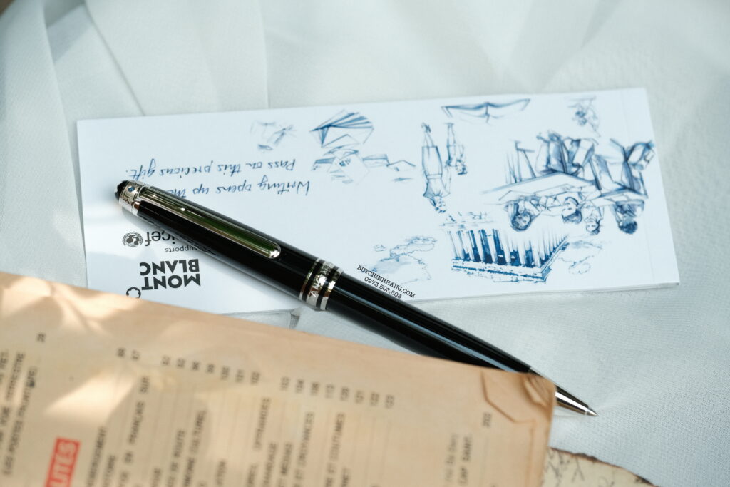 Signature for Good Unicef Collection, dòng bút mang đặc trưng cơ bản của dòng Meisterstuck nhưng được sản xuất nhằm tài trợ cho chiến dịch chống mù chữ và cải thiện điều kiện học tập cho trẻ em nghèo trên toàn thế giới do UNICEF khởi xướng. 25 Bút Montblanc Meisterstuck UNICEF Resin Classique Ballpoint Pen 116077 - DSCF1724