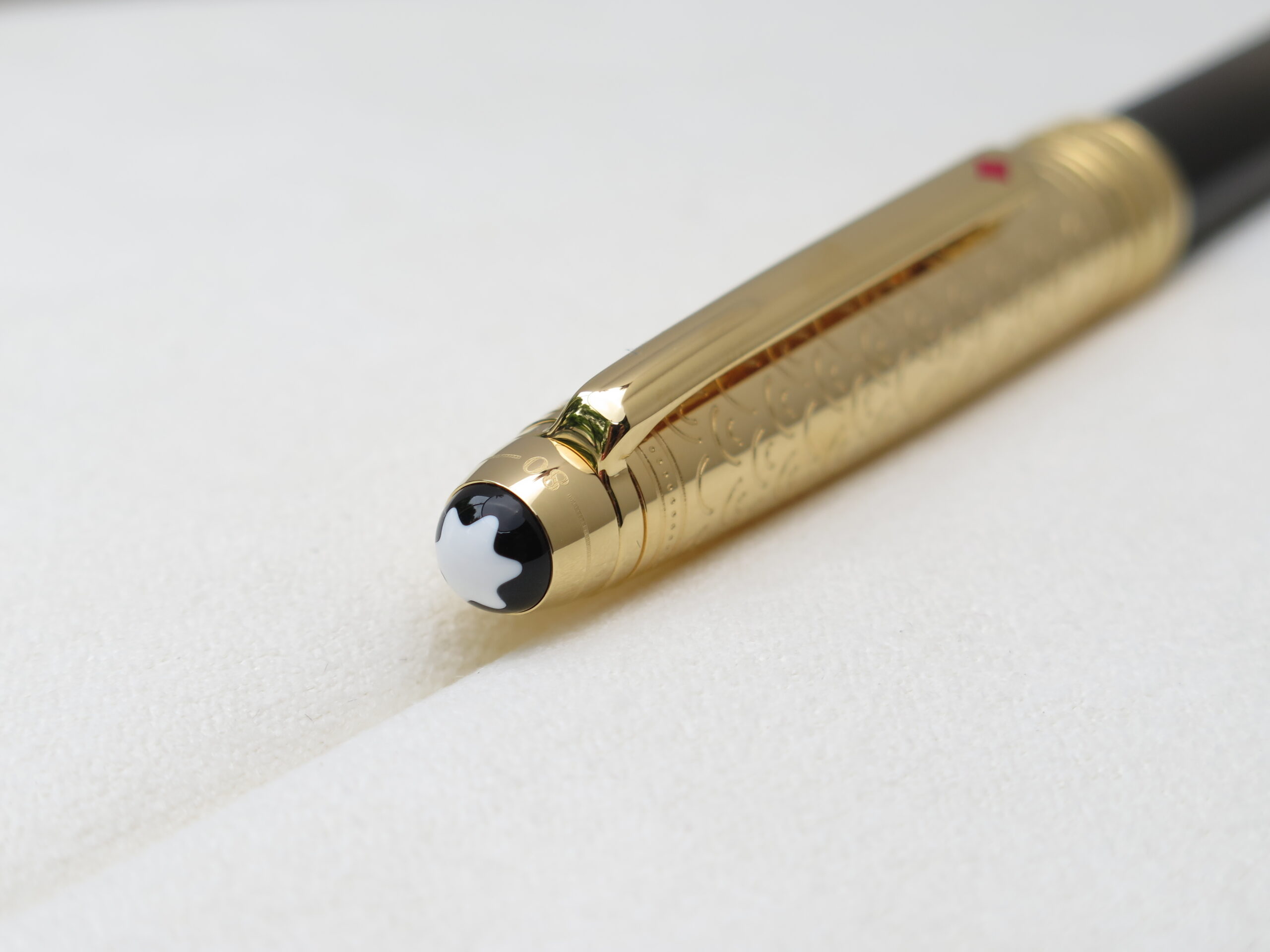 Montblanc Meisterstück Around the World in 80 Days Doué Classique Ballpoint Pen 128483 là dòng sản phẩm được lấy cảm hứng từ cuốn tiểu thuyết phiêu lưu nổi tiếng của nhà văn người Pháp Jules Verne. 2 Bút Montblanc Meisterstuck Doue Around the World in 80 days Ballpoint Pen 128483 - Ảnh 2