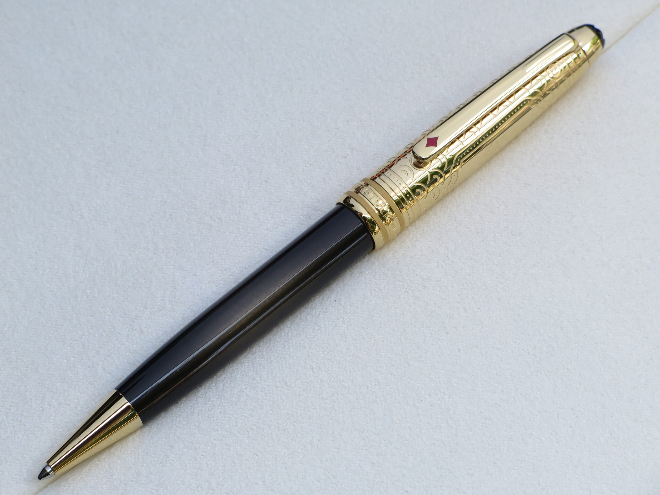 Montblanc Meisterstück Around the World in 80 Days Doué Classique Ballpoint Pen 128483 là dòng sản phẩm được lấy cảm hứng từ cuốn tiểu thuyết phiêu lưu nổi tiếng của nhà văn người Pháp Jules Verne. 1 Bút Montblanc Meisterstuck Doue Around the World in 80 days Ballpoint Pen 128483