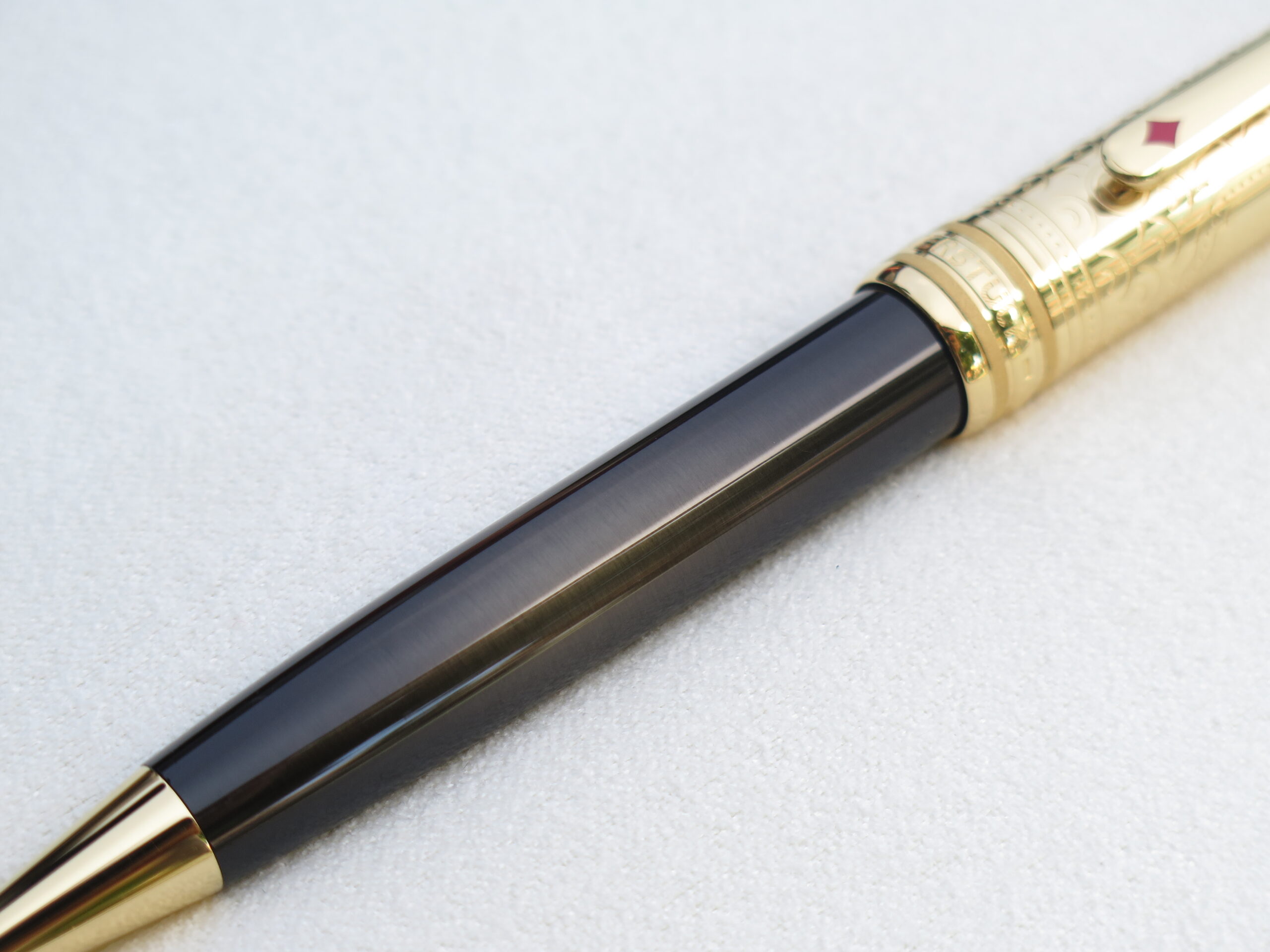 Montblanc Meisterstück Around the World in 80 Days Doué Classique Ballpoint Pen 128483 là dòng sản phẩm được lấy cảm hứng từ cuốn tiểu thuyết phiêu lưu nổi tiếng của nhà văn người Pháp Jules Verne. 5 Bút Montblanc Meisterstuck Doue Around the World in 80 days Ballpoint Pen 128483 - Ảnh 5