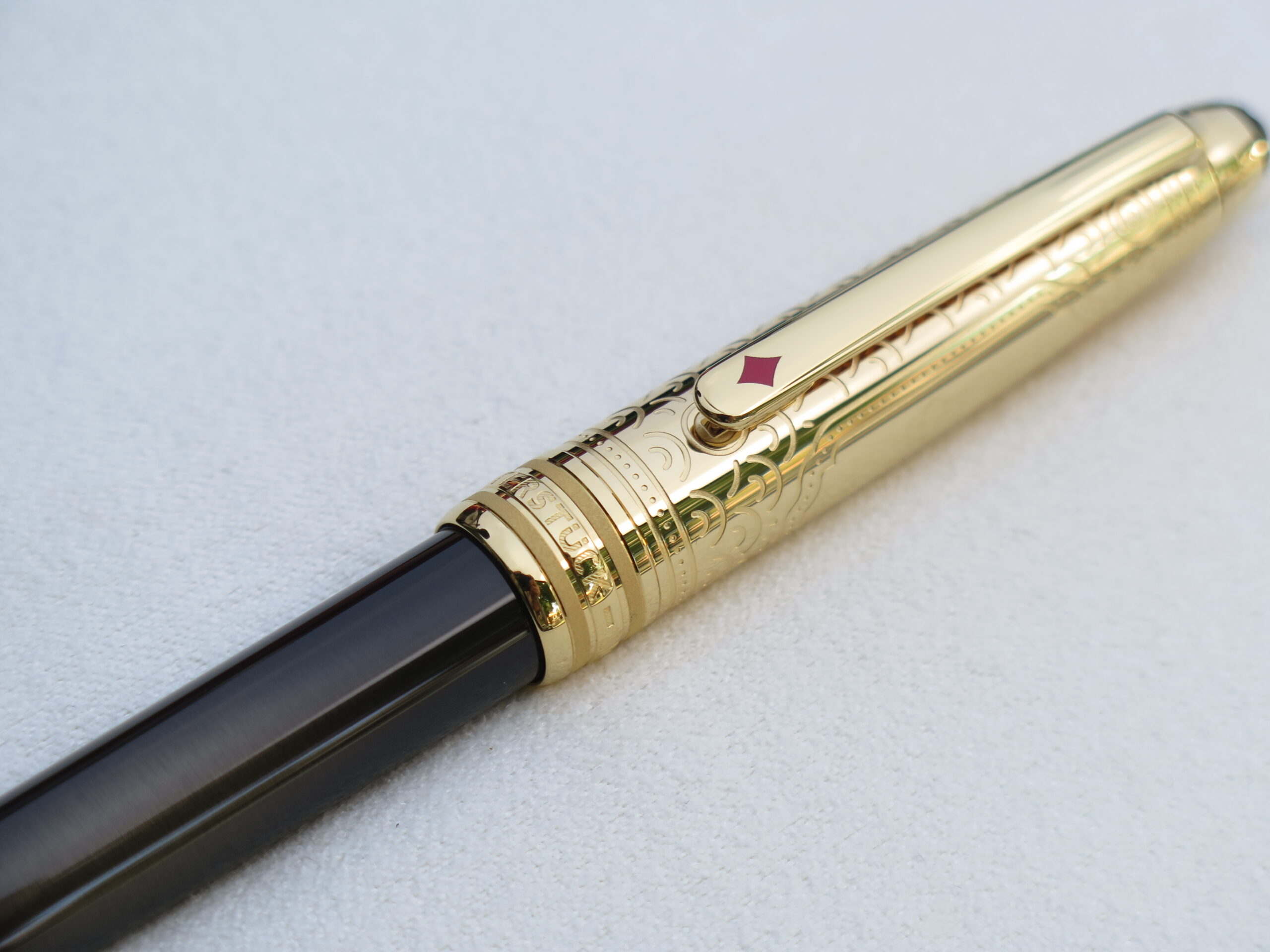 Montblanc Meisterstück Around the World in 80 Days Doué Classique Ballpoint Pen 128483 là dòng sản phẩm được lấy cảm hứng từ cuốn tiểu thuyết phiêu lưu nổi tiếng của nhà văn người Pháp Jules Verne. 6 Bút Montblanc Meisterstuck Doue Around the World in 80 days Ballpoint Pen 128483 - Ảnh 6