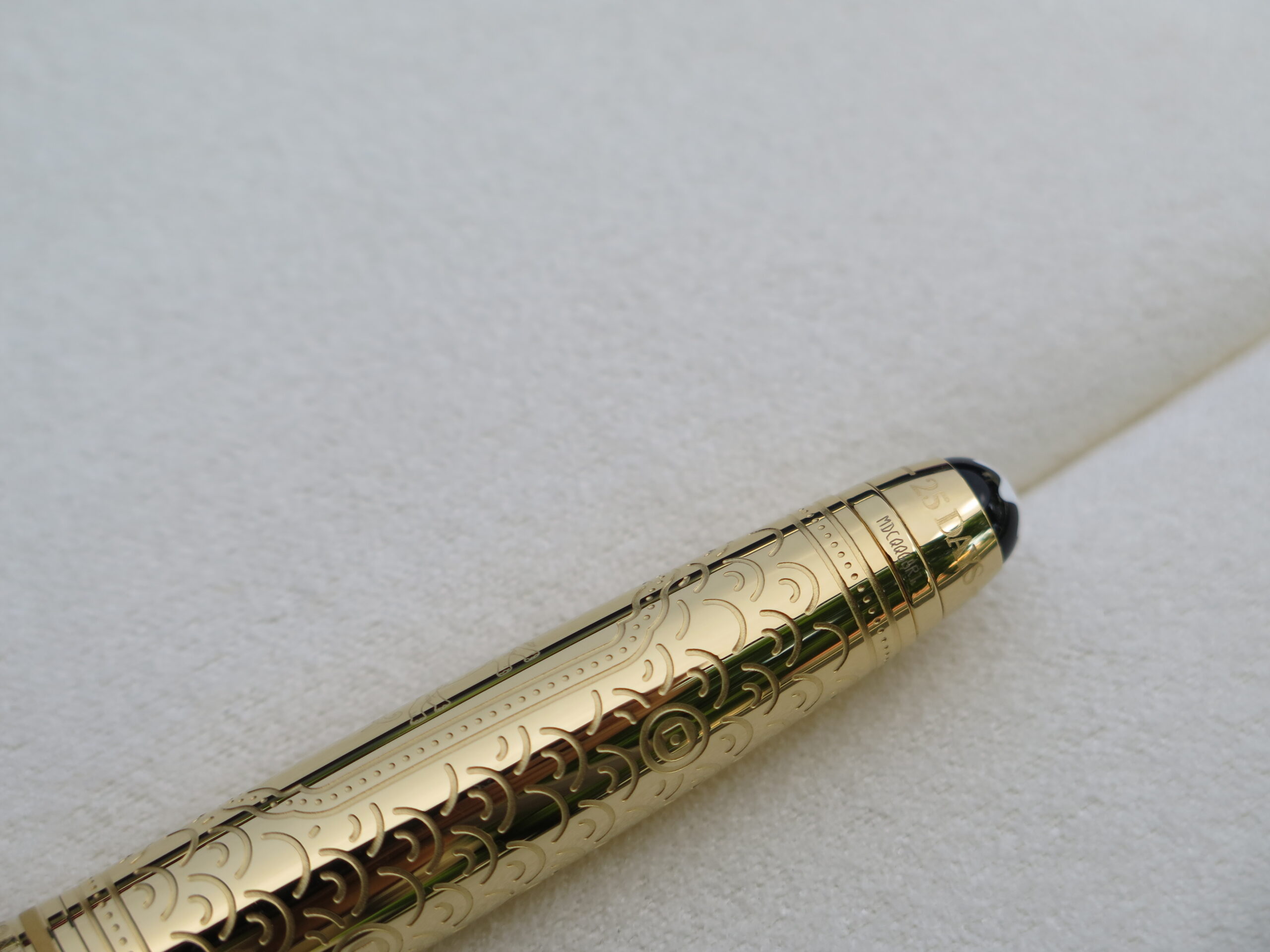 Montblanc Meisterstück Around the World in 80 Days Doué Classique Ballpoint Pen 128483 là dòng sản phẩm được lấy cảm hứng từ cuốn tiểu thuyết phiêu lưu nổi tiếng của nhà văn người Pháp Jules Verne. 7 Bút Montblanc Meisterstuck Doue Around the World in 80 days Ballpoint Pen 128483 - Ảnh 7