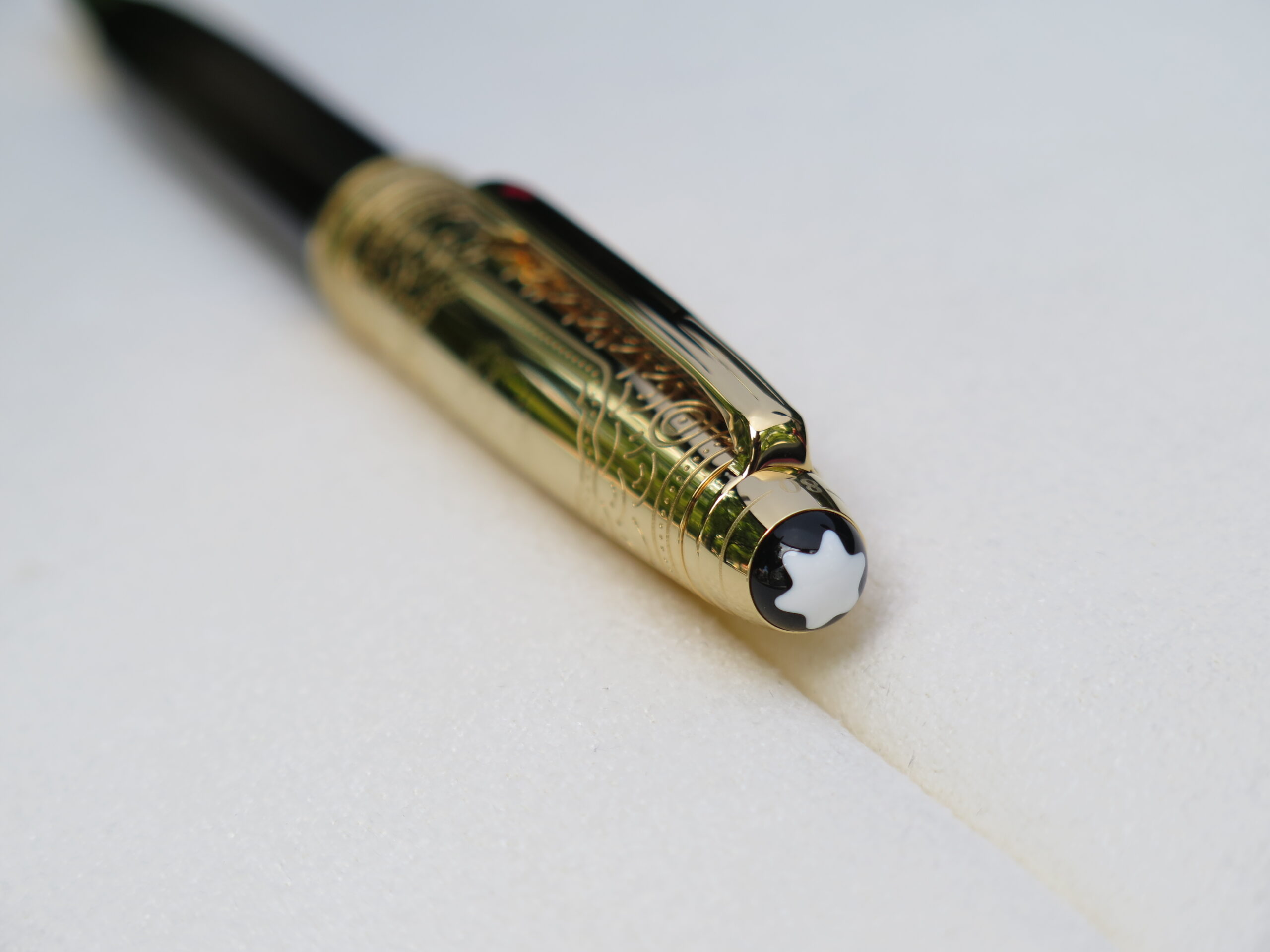 Montblanc Meisterstück Around the World in 80 Days Doué Classique Ballpoint Pen 128483 là dòng sản phẩm được lấy cảm hứng từ cuốn tiểu thuyết phiêu lưu nổi tiếng của nhà văn người Pháp Jules Verne. 9 Bút Montblanc Meisterstuck Doue Around the World in 80 days Ballpoint Pen 128483 - Ảnh 9