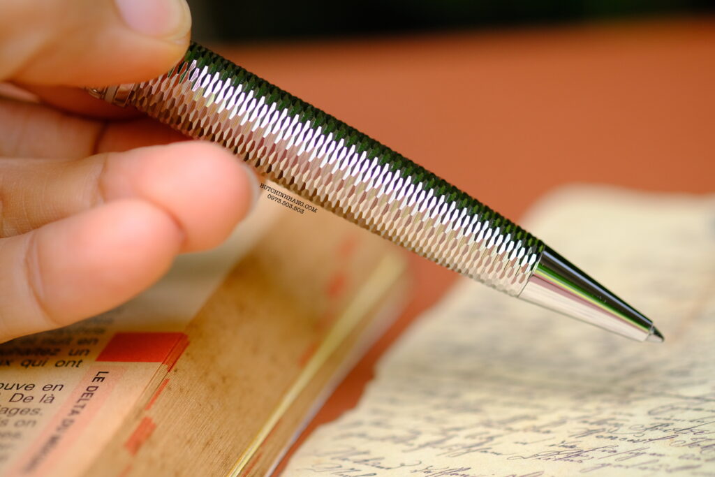 Bút Montblanc Geometry Solitaire Midsize Ballpoint Pen 132131 - DSCF1934