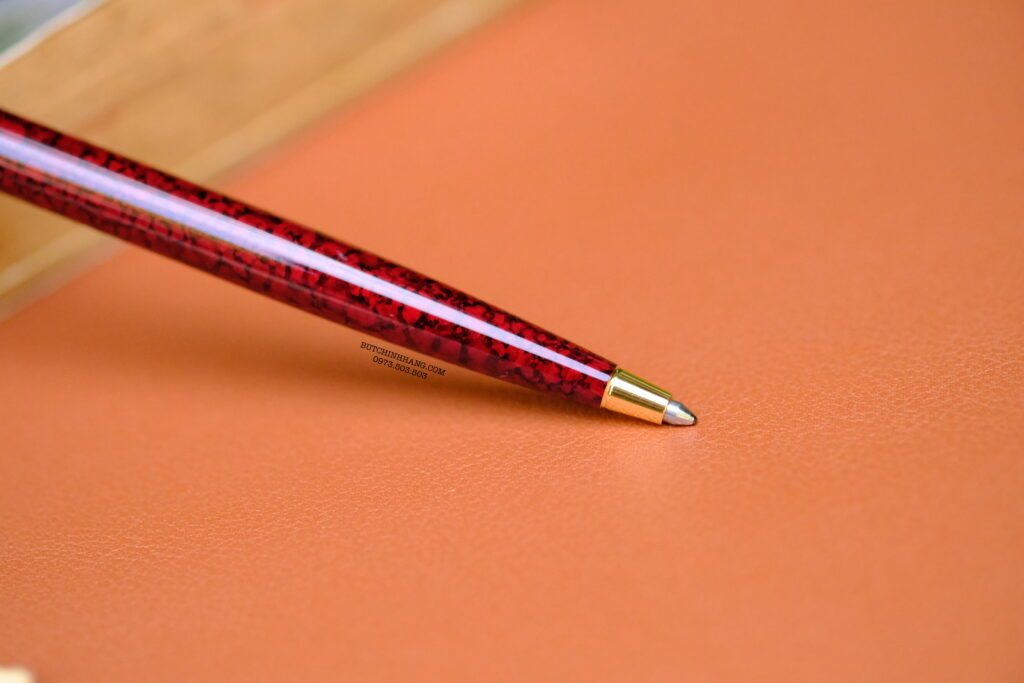 Bút Montblanc Noblesse Dark Red Marble Ballpoint Pen có thể xem là dòng bút cao cấp bậc nhất của bộ sưu tập Noblesse. 23 Bút Montblanc Noblesse Dark Red Marble Ballpoint Pen - DSCF1962
