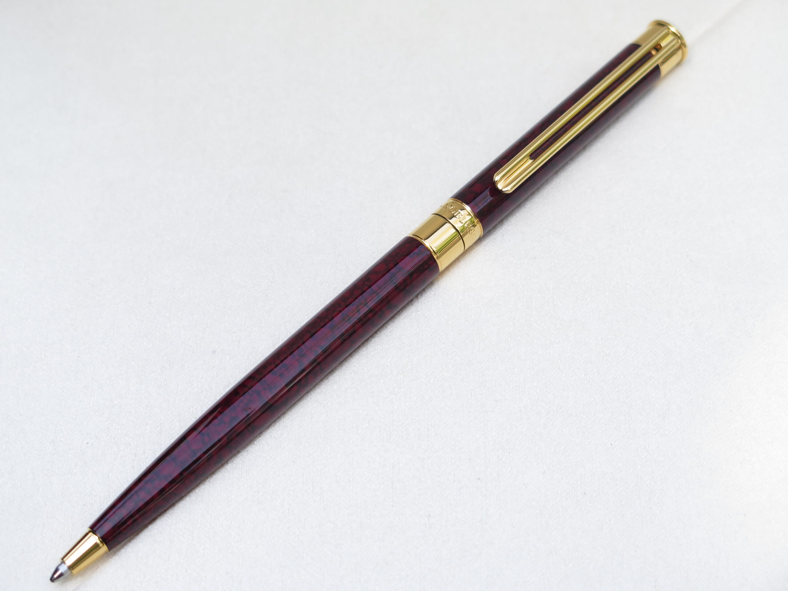 Bút Montblanc Noblesse Dark Red Marble Ballpoint Pen có thể xem là dòng bút cao cấp bậc nhất của bộ sưu tập Noblesse. 1 Bút Montblanc Noblesse Dark Red Marble Ballpoint Pen