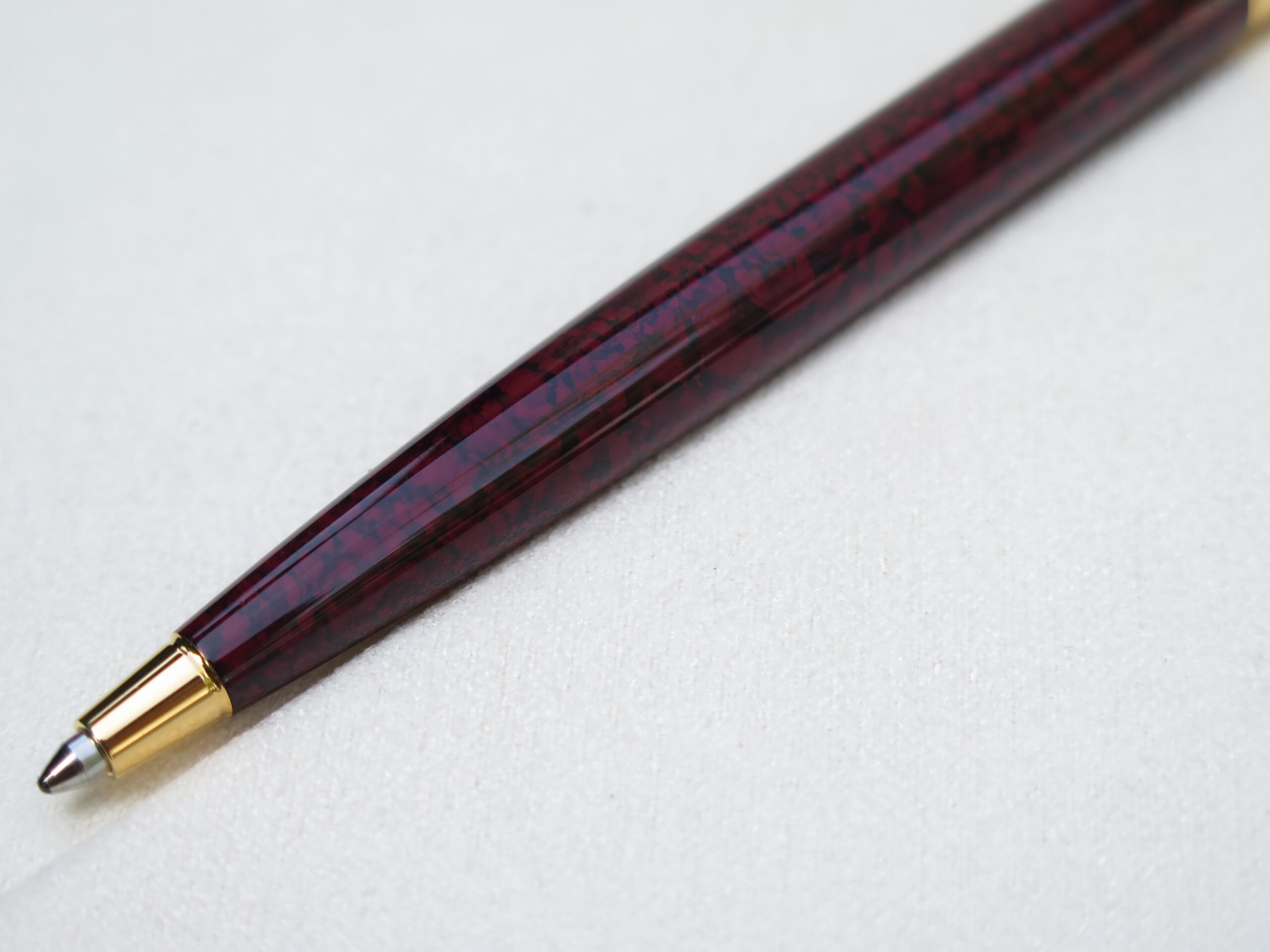 Bút Montblanc Noblesse Dark Red Marble Ballpoint Pen có thể xem là dòng bút cao cấp bậc nhất của bộ sưu tập Noblesse. 3 Bút Montblanc Noblesse Dark Red Marble Ballpoint Pen - Ảnh 3