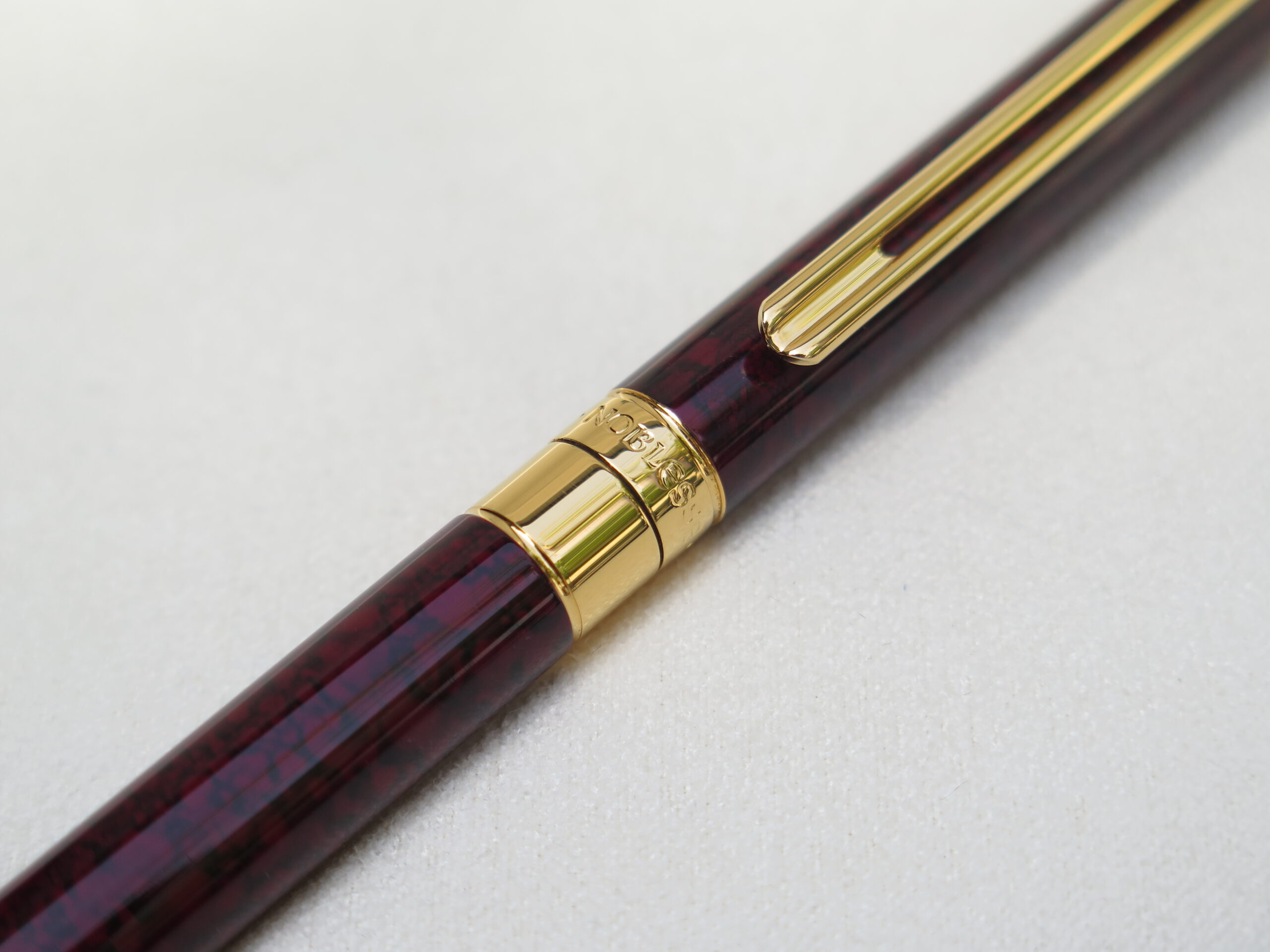 Bút Montblanc Noblesse Dark Red Marble Ballpoint Pen có thể xem là dòng bút cao cấp bậc nhất của bộ sưu tập Noblesse. 4 Bút Montblanc Noblesse Dark Red Marble Ballpoint Pen - Ảnh 4