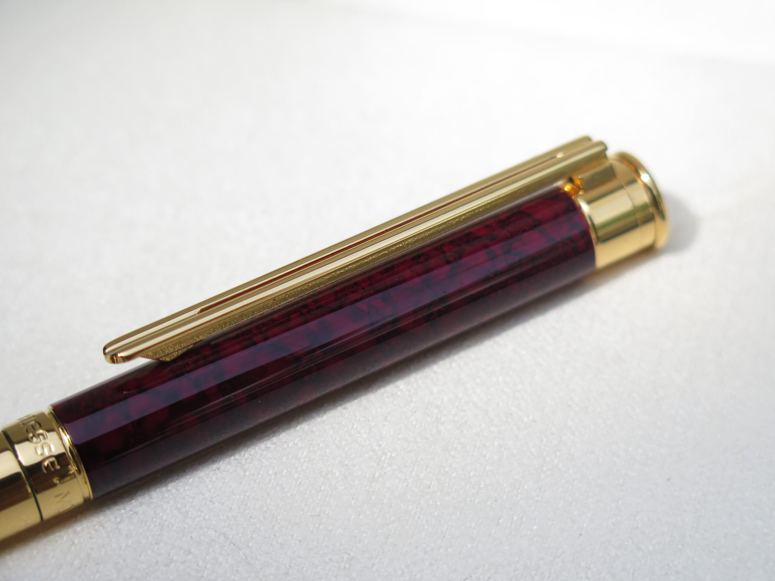 Bút Montblanc Noblesse Dark Red Marble Ballpoint Pen có thể xem là dòng bút cao cấp bậc nhất của bộ sưu tập Noblesse. 6 Bút Montblanc Noblesse Dark Red Marble Ballpoint Pen - Ảnh 6
