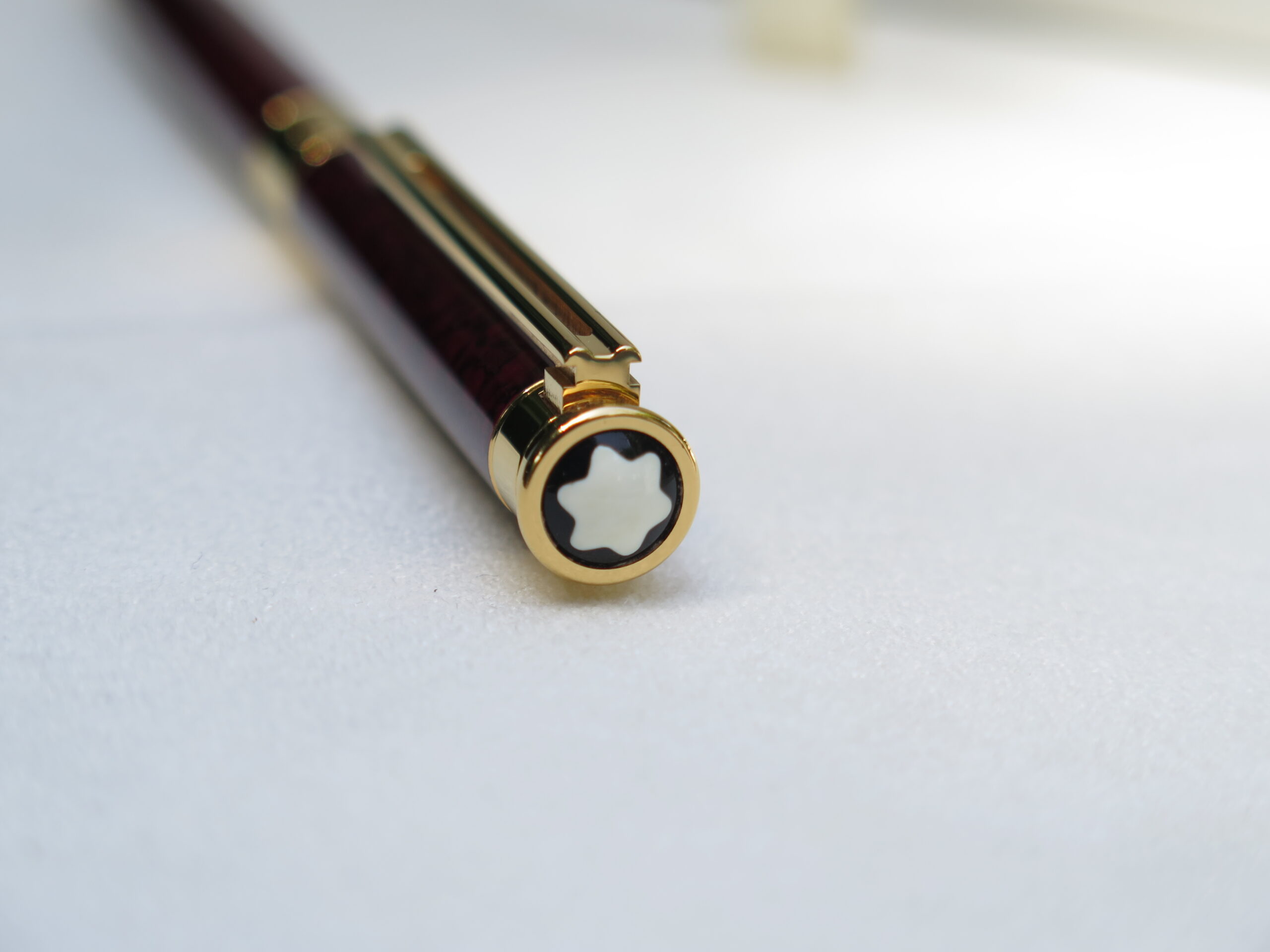 Bút Montblanc Noblesse Dark Red Marble Ballpoint Pen có thể xem là dòng bút cao cấp bậc nhất của bộ sưu tập Noblesse. 7 Bút Montblanc Noblesse Dark Red Marble Ballpoint Pen - Ảnh 7