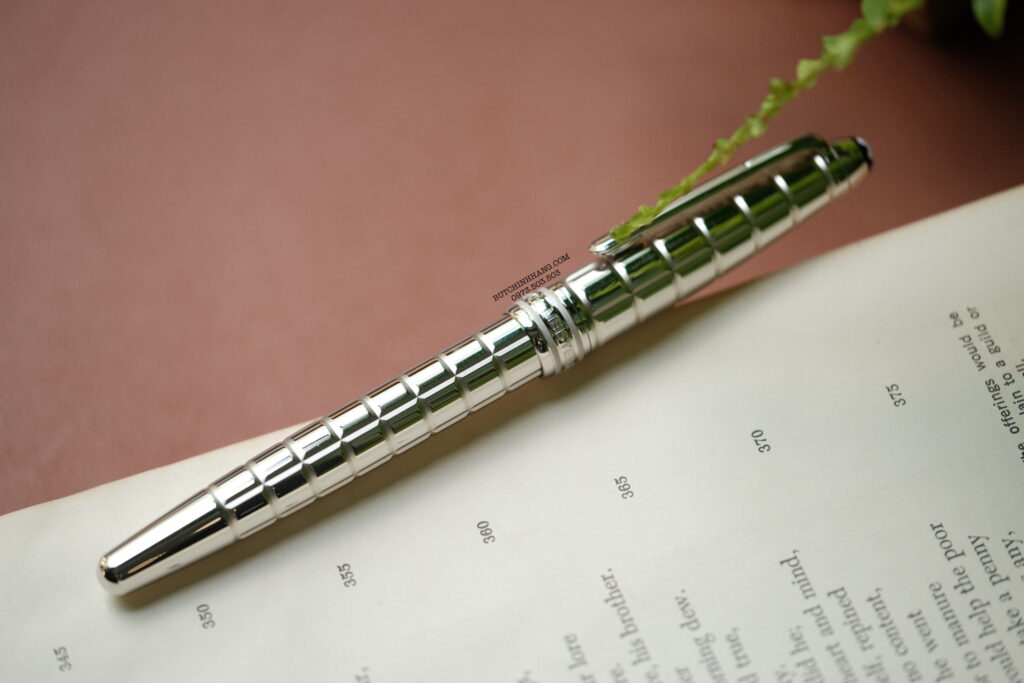 Vẫn mang thiết kế đặc trưng của dòng Solitaire nhưng mẫu bút Montblanc Platinum Plated Facet mang cho người dùng ấn tượng rất đặc biệt. Bút được mài cắt (facet) tỉ mỉ từ một khối thép mạ Platinum khá dầy để tạo thành những đường sọc nổi 3D trải dài suốt thân bút. 17 Bút Montblanc Meisterstuck Solitaire Platinum Plated Facet Rollerball Pen 38247 - DSCF2070