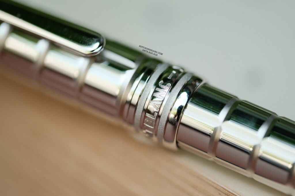 Vẫn mang thiết kế đặc trưng của dòng Solitaire nhưng mẫu bút Montblanc Platinum Plated Facet mang cho người dùng ấn tượng rất đặc biệt. Bút được mài cắt (facet) tỉ mỉ từ một khối thép mạ Platinum khá dầy để tạo thành những đường sọc nổi 3D trải dài suốt thân bút. 19 Bút Montblanc Meisterstuck Solitaire Platinum Plated Facet Rollerball Pen 38247 - DSCF2075