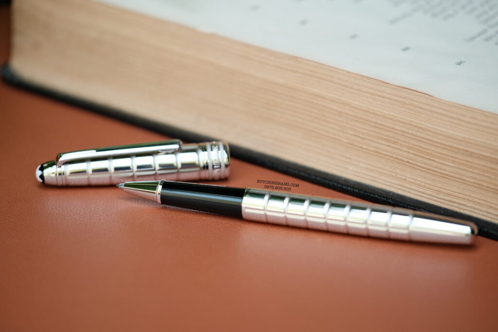 Vẫn mang thiết kế đặc trưng của dòng Solitaire nhưng mẫu bút Montblanc Platinum Plated Facet mang cho người dùng ấn tượng rất đặc biệt. Bút được mài cắt (facet) tỉ mỉ từ một khối thép mạ Platinum khá dầy để tạo thành những đường sọc nổi 3D trải dài suốt thân bút. 18 Bút Montblanc Meisterstuck Solitaire Platinum Plated Facet Rollerball Pen 38247 - DSCF2084