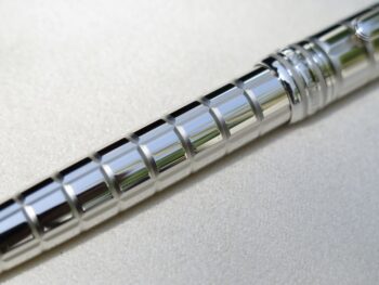 Vẫn mang thiết kế đặc trưng của dòng Solitaire nhưng mẫu bút Montblanc Platinum Plated Facet mang cho người dùng ấn tượng rất đặc biệt. Bút được mài cắt (facet) tỉ mỉ từ một khối thép mạ Platinum khá dầy để tạo thành những đường sọc nổi 3D trải dài suốt thân bút. 10 Bút Montblanc Meisterstuck Solitaire Platinum Plated Facet Rollerball Pen 38247 - Ảnh 5