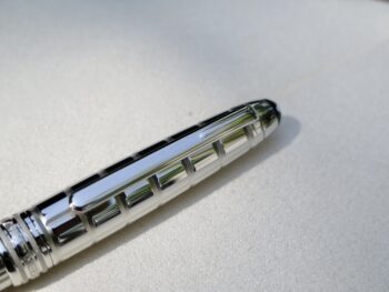 Vẫn mang thiết kế đặc trưng của dòng Solitaire nhưng mẫu bút Montblanc Platinum Plated Facet mang cho người dùng ấn tượng rất đặc biệt. Bút được mài cắt (facet) tỉ mỉ từ một khối thép mạ Platinum khá dầy để tạo thành những đường sọc nổi 3D trải dài suốt thân bút. 9 Bút Montblanc Meisterstuck Solitaire Platinum Plated Facet Rollerball Pen 38247 - Ảnh 4