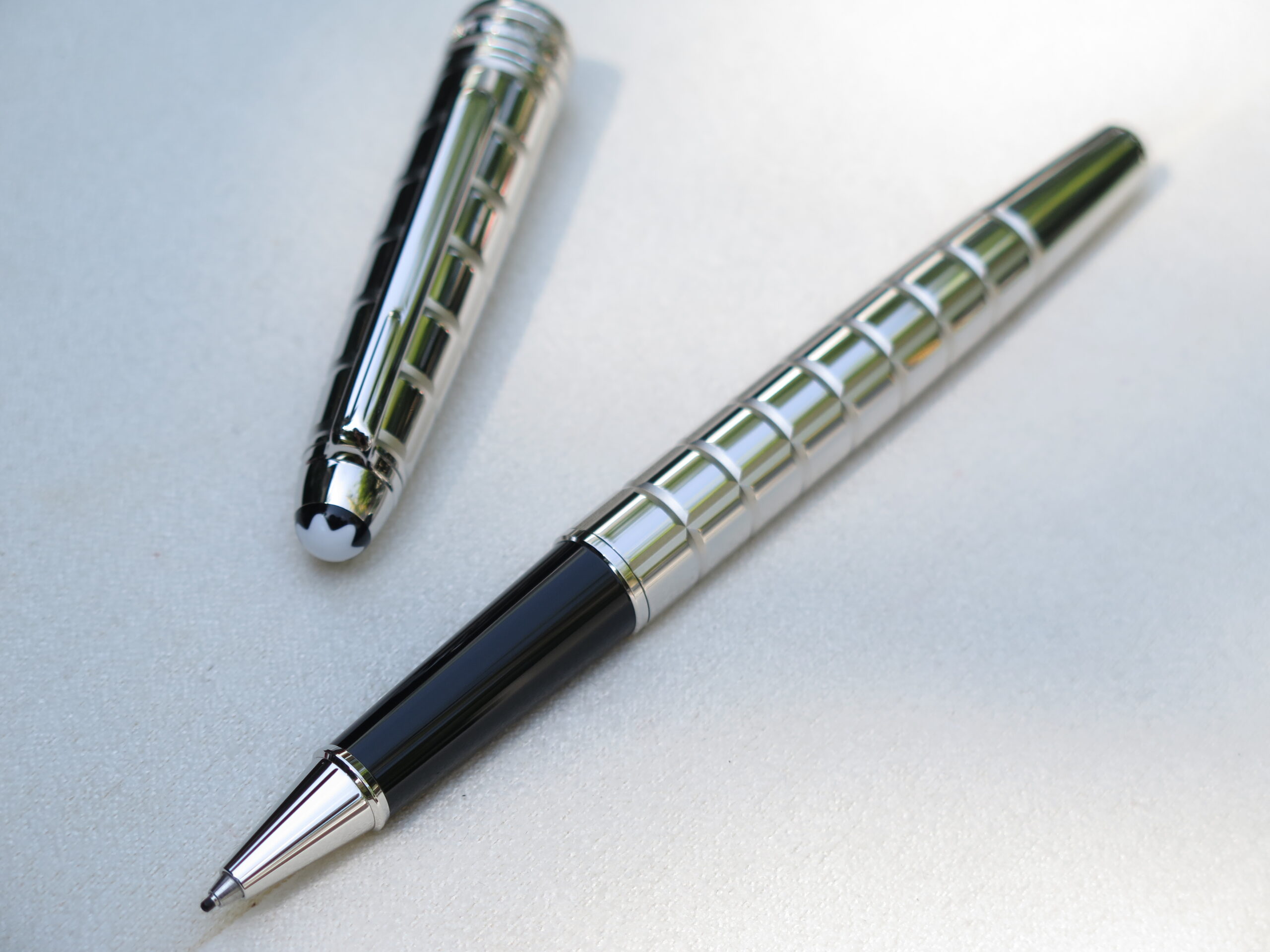 Vẫn mang thiết kế đặc trưng của dòng Solitaire nhưng mẫu bút Montblanc Platinum Plated Facet mang cho người dùng ấn tượng rất đặc biệt. Bút được mài cắt (facet) tỉ mỉ từ một khối thép mạ Platinum khá dầy để tạo thành những đường sọc nổi 3D trải dài suốt thân bút. 1 Bút Montblanc Meisterstuck Solitaire Platinum Plated Facet Rollerball Pen 38247