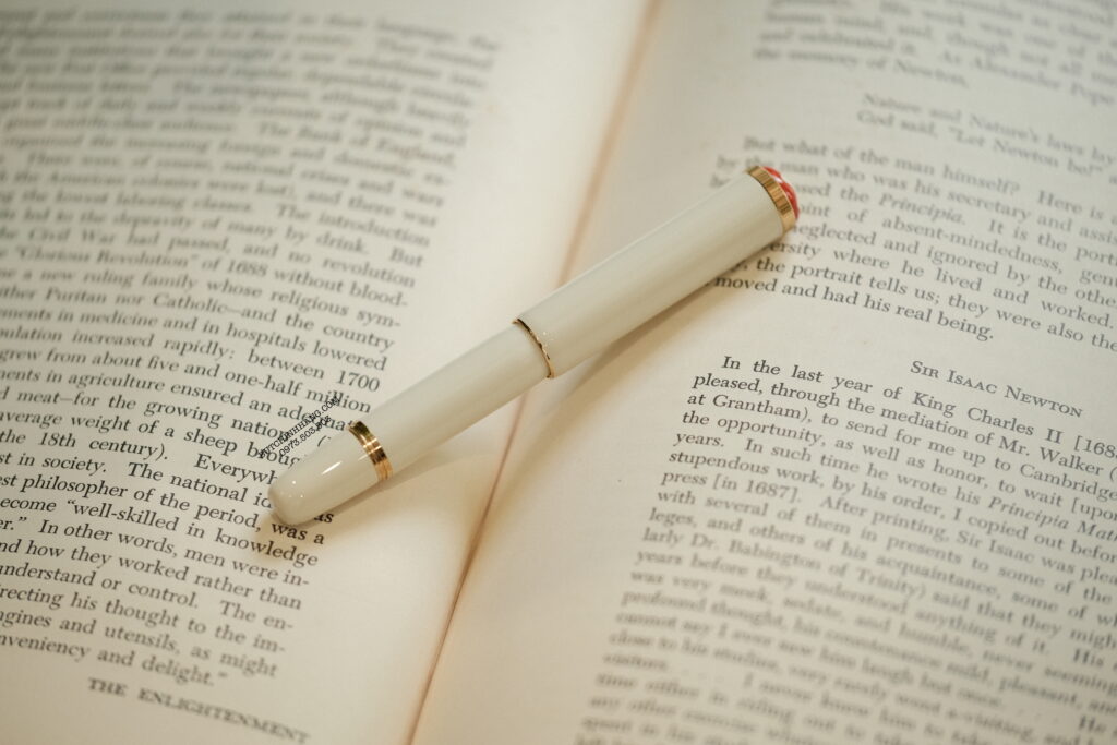 Bút Montblanc Heritage Rouge et Noir Baby Special Edition Ivory Rollerball 128122 - DSCF2225