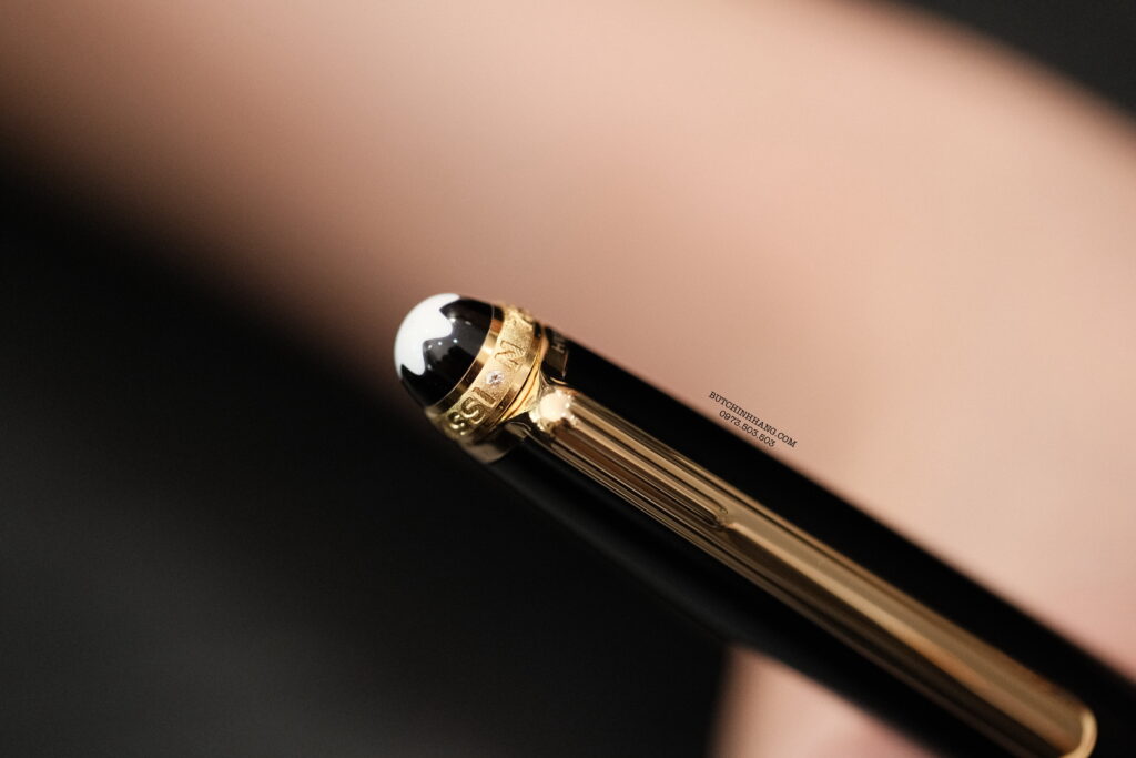 Montblanc Meisterstuck Classquie 75th Anniversary Special Edition là phiên bản đặc biệt được ra mắt năm 1999 nhân dịp kỷ niệm 75 năm ngày ra mắt dòng bút Meisterstuck. Điểm khác biệt lớn nhất của phiên bản này là phía trên đỉnh viết cũng được trang trí bằng một vòng tròn mạ vàng mang dòng chữ “75 Years of Passion” đính một viên kim cương thay cho chữ O. 14 Bút chì Bút Montblanc Meisterstuck 75th Anniversary Special Edition Ballpoint Pen - DSCF2300