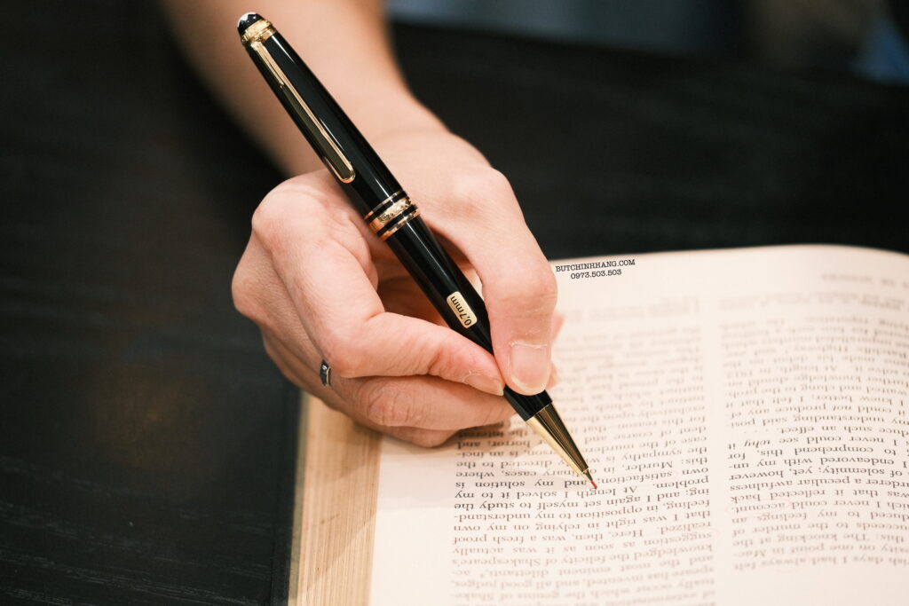 Montblanc Meisterstuck Classquie 75th Anniversary Special Edition là phiên bản đặc biệt được ra mắt năm 1999 nhân dịp kỷ niệm 75 năm ngày ra mắt dòng bút Meisterstuck. Điểm khác biệt lớn nhất của phiên bản này là phía trên đỉnh viết cũng được trang trí bằng một vòng tròn mạ vàng mang dòng chữ “75 Years of Passion” đính một viên kim cương thay cho chữ O. 15 Bút chì Bút Montblanc Meisterstuck 75th Anniversary Special Edition Ballpoint Pen - DSCF2312