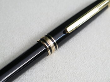 Montblanc Meisterstuck Classquie 75th Anniversary Special Edition là phiên bản đặc biệt được ra mắt năm 1999 nhân dịp kỷ niệm 75 năm ngày ra mắt dòng bút Meisterstuck. Điểm khác biệt lớn nhất của phiên bản này là phía trên đỉnh viết cũng được trang trí bằng một vòng tròn mạ vàng mang dòng chữ “75 Years of Passion” đính một viên kim cương thay cho chữ O. 7 Bút chì Bút Montblanc Meisterstuck 75th Anniversary Special Edition Ballpoint Pen - Ảnh 3