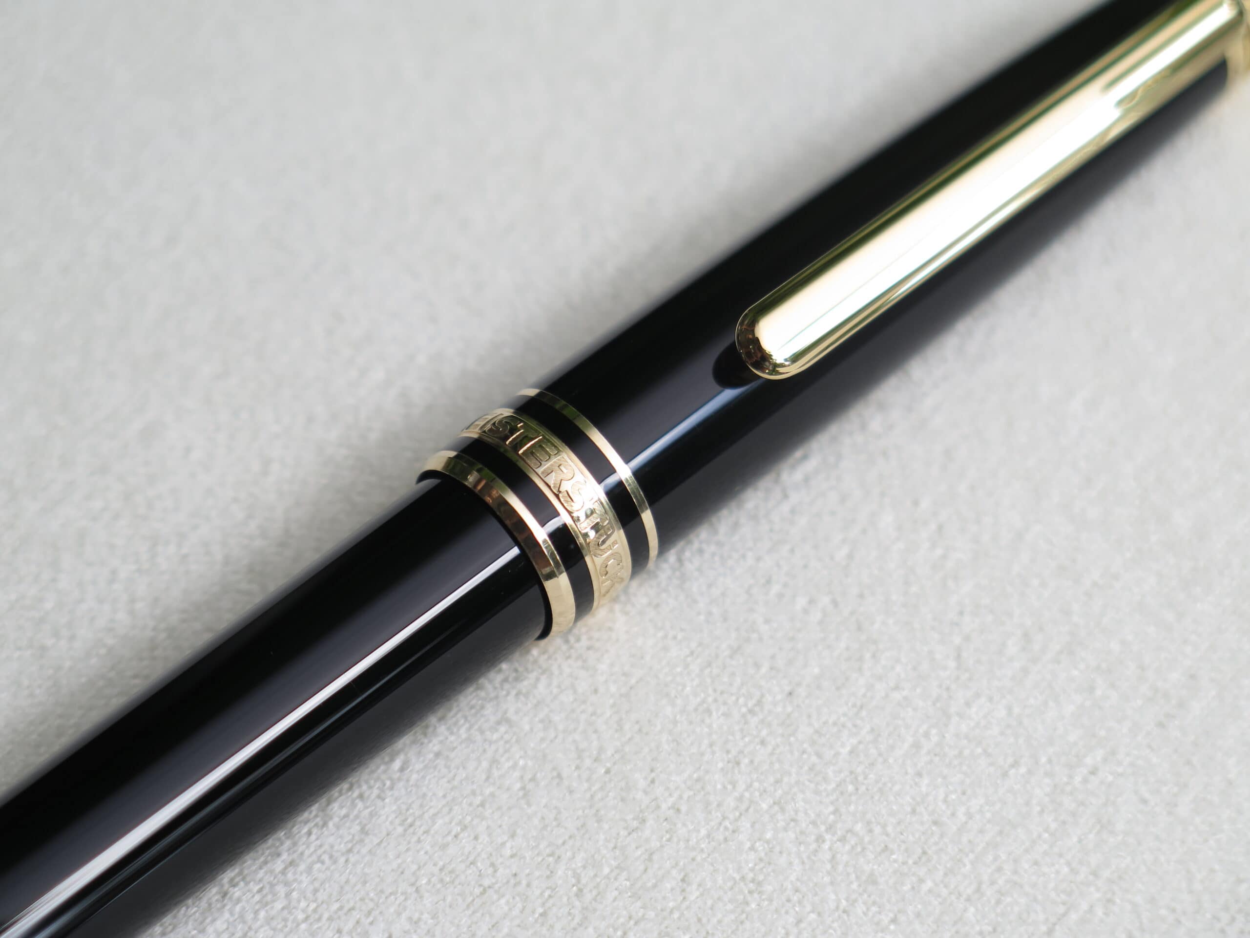 Montblanc Meisterstuck Classquie 75th Anniversary Special Edition là phiên bản đặc biệt được ra mắt năm 1999 nhân dịp kỷ niệm 75 năm ngày ra mắt dòng bút Meisterstuck. Điểm khác biệt lớn nhất của phiên bản này là phía trên đỉnh viết cũng được trang trí bằng một vòng tròn mạ vàng mang dòng chữ “75 Years of Passion” đính một viên kim cương thay cho chữ O. 3 Bút chì Bút Montblanc Meisterstuck 75th Anniversary Special Edition Ballpoint Pen - Ảnh 3