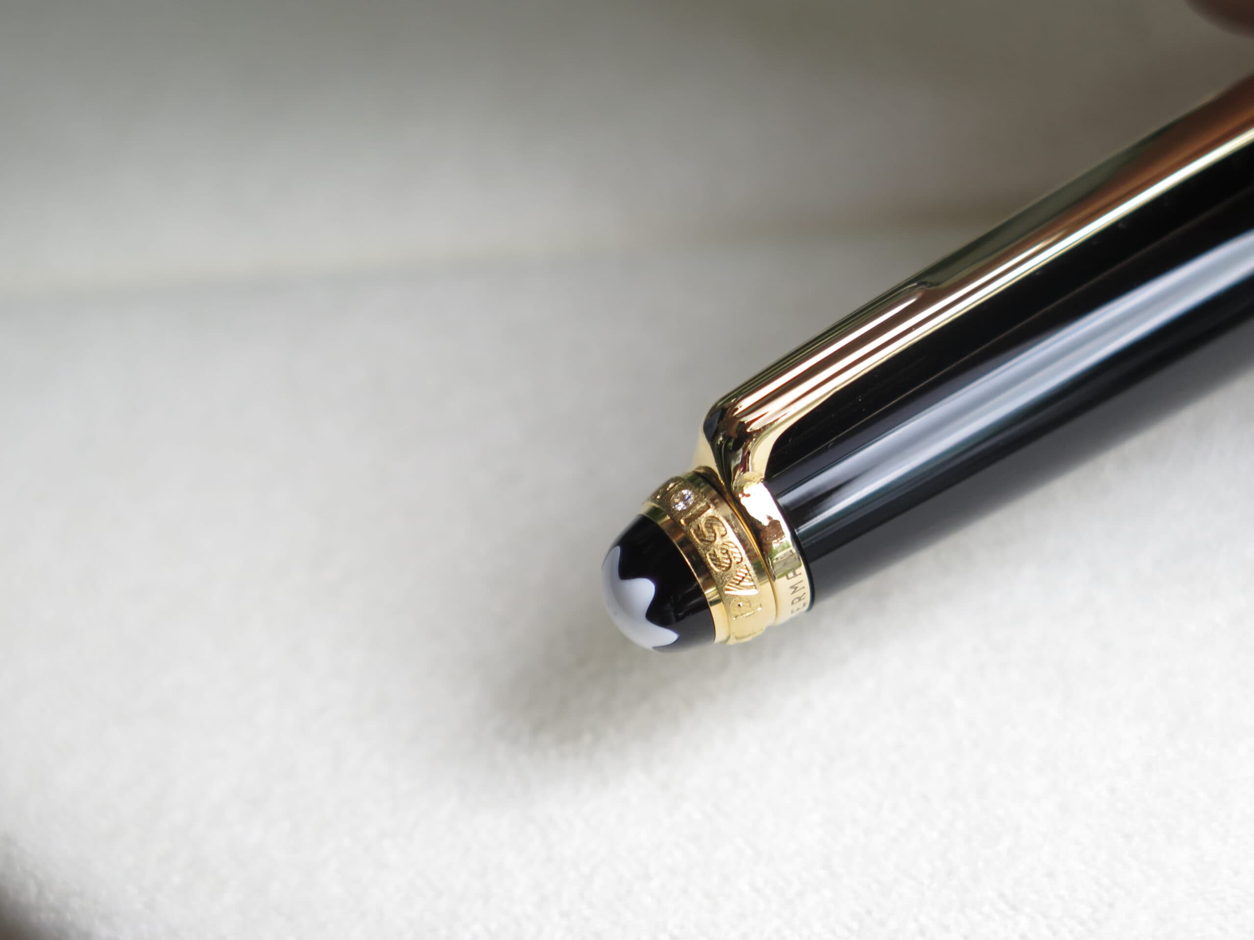 Montblanc Meisterstuck Classquie 75th Anniversary Special Edition là phiên bản đặc biệt được ra mắt năm 1999 nhân dịp kỷ niệm 75 năm ngày ra mắt dòng bút Meisterstuck. Điểm khác biệt lớn nhất của phiên bản này là phía trên đỉnh viết cũng được trang trí bằng một vòng tròn mạ vàng mang dòng chữ “75 Years of Passion” đính một viên kim cương thay cho chữ O. 5 Bút chì Bút Montblanc Meisterstuck 75th Anniversary Special Edition Ballpoint Pen - Ảnh 5